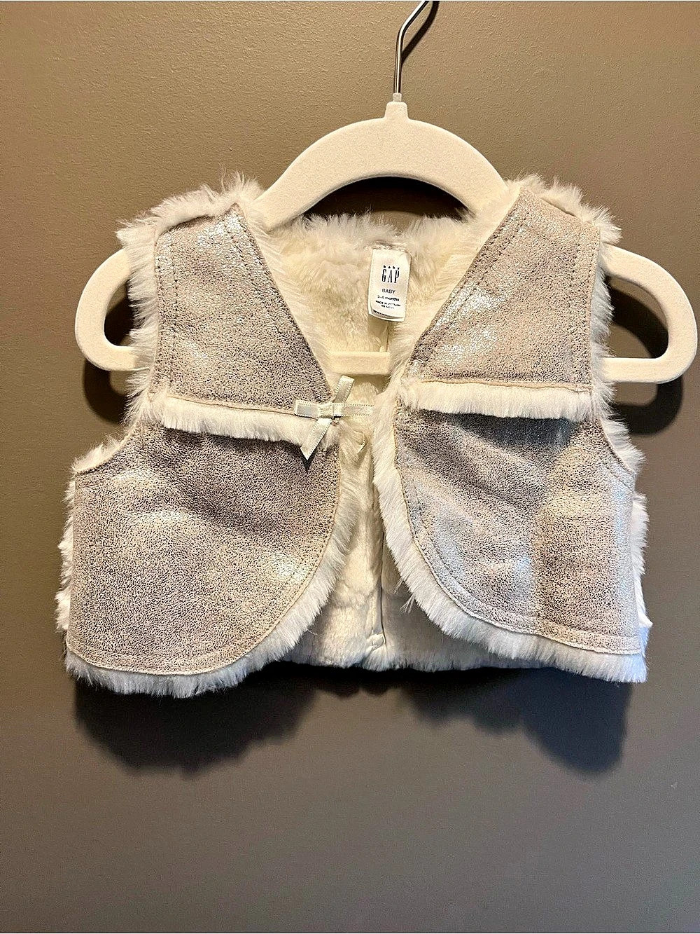 Carter's Baby 3M Faux Fur Fuzzy FurrySilver White Winter Vest Like New Dressy